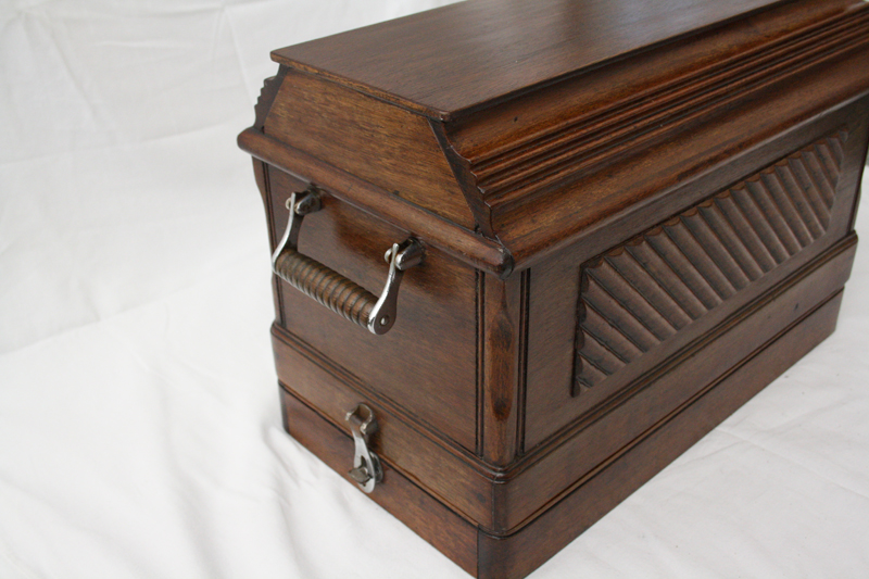 Singer 28K Sewing Machine Vibrating Shuttle, Coffin Lid Case