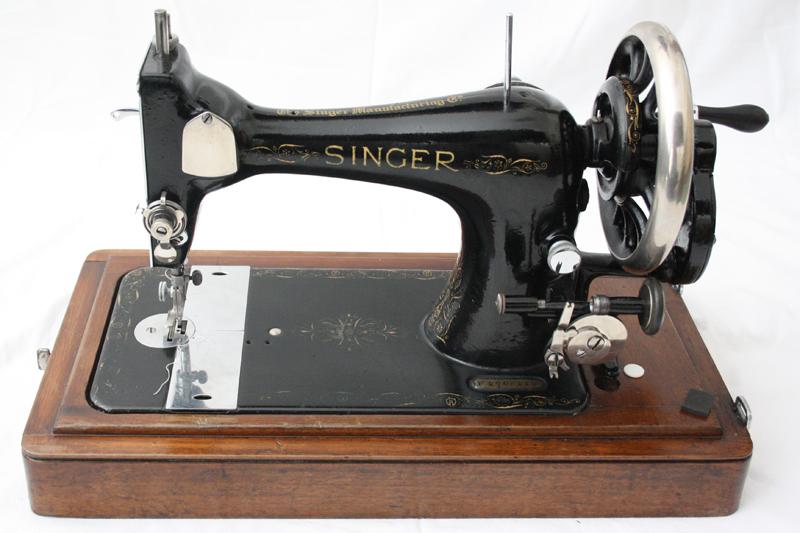 Singer 28K Sewing Machine Vibrating Shuttle, Coffin Lid Case