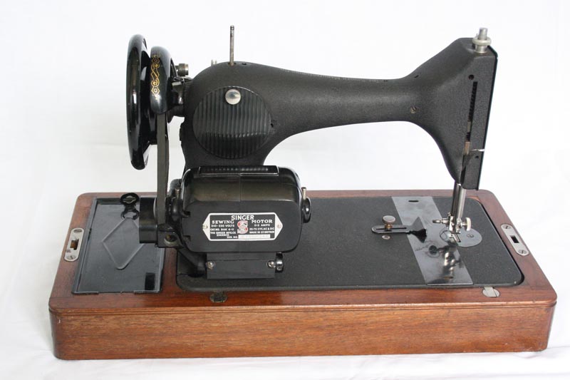 Singer 128 sewing machine Crinkle, Blackside with Centennial Badge