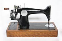 Sold at Auction: Singer 201K sewing machine, No EN631581, plus a Pinnock  precision built Sew-Easy sewing machine, comes with hardcase and  accessories. Singer is 30cm H, 22cm D, 50cm W.